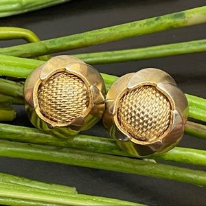 Vintage Unsigned Gold-tone Flower Button Clip On Earrings